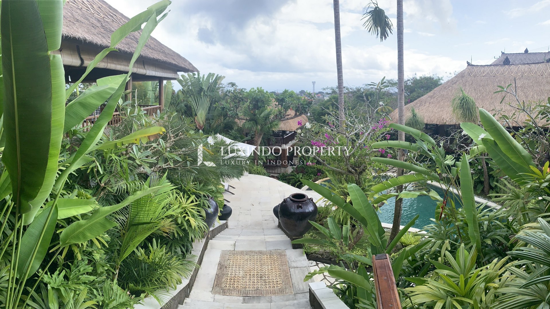 JIMBARAN - EXPANSIVE 2,050 M² SANCTUARY BY RENOWNED TROPICAL DESIGNERS (RV475)